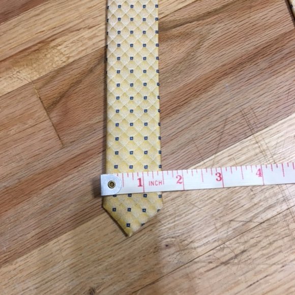 "NWOT" Claiborne, 100% silk, Yellow/Navy blue, Men’s Tie - Picture 6 of 9